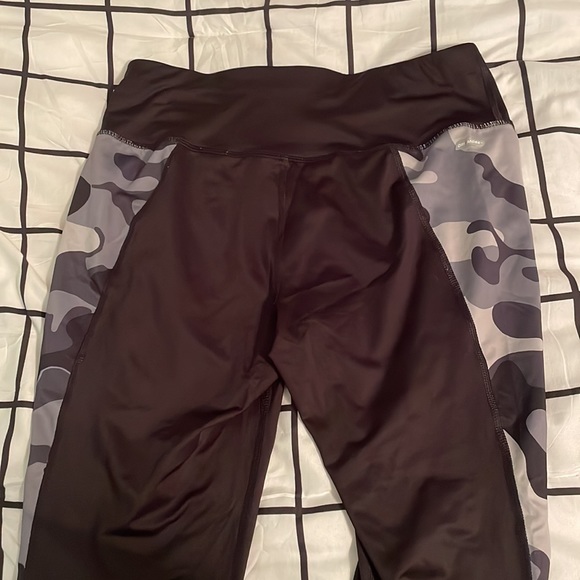 Women’s active leggings size small - Picture 2 of 3